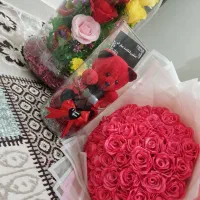 دسته گل ۴۰ شاخه روبانی و پک مناسب ولنتاین