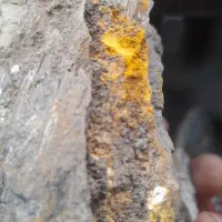 لایهplacer گوتیت متخلخل زرد براق هماتیت خالص