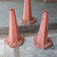تعدادی مانع ترافیکی