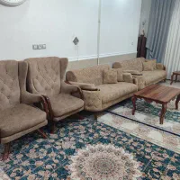 مبل راحتی همراه یک جلومبلی بزرگ و دوکوچک