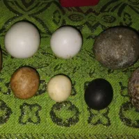 سنگ آسیاب و تعدادی سنگ عقیق خام