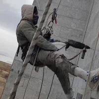 کار در ارتفاع خدمات عایق نما پیچ رولپلاک