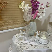 میز و ترمه ها و گل گلدان