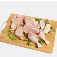 آقا جهت خرد کردن مرغ