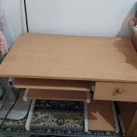 میز سالم وتمیز مناسب مطالعه خیاطی وکامپیوتر