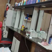 ویترین و صندلی اصلاح آرایشگاهی