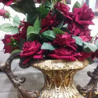 گلدان بزرگ و کلی شاخه گل رز