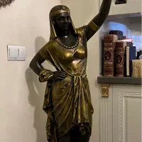 مجسمه کنار سالنی