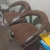 تعدادی صندلی فلزی چرمی ومیز عسلی شیک وزیبا