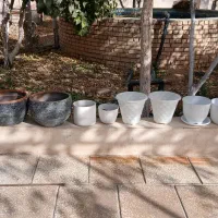 گلدان سفالی و پلاستیکی