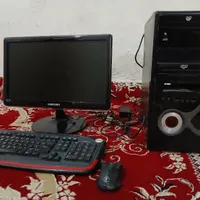کامپیوتر همراه با مانیتورو کیبورد