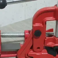 گیره صنعتی و لوله بر