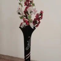 گلدان شیشه ای با گل