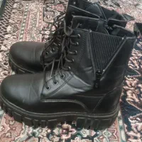 نیم بوت|کیف، کفش، کمربند|پیشوا, |دیوار