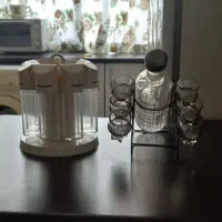 جا ادویه و بطری و استکان نوشیدنی