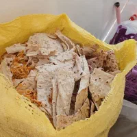یک گونی پر نان خشک آپارتمانی و بازیافت