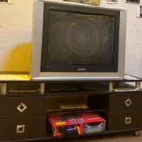 تلویزیون همراه با میز تلویزیون