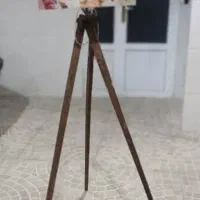 آباژور پایه دار کنار سالنی