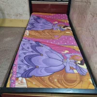 تخت یک نفره فلزی با تشک تمیز