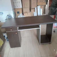 میز کامپیوتر قهوهای