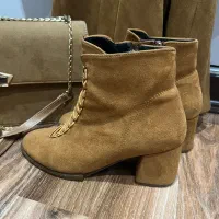 تعدادی کفش و‌بوت