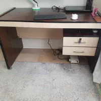 میز تحریر و کامپیوتر