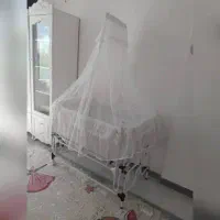 گهواره کنار تخت مادر فلزی