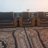 مبل هفت نفره  پایه یکی از مبل ها احتیاج تعمیر دارد