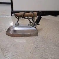 اتو سنگین قدیمی و وسایل قدیمی