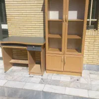 کتابخانه و میز کامپیوتر