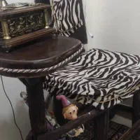 صندلی تلفن و آینه و میز