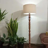 آباژور ایستاده