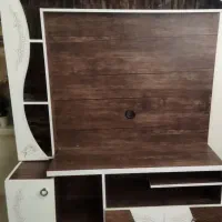 زیر تلویزیون و مبل راحتی