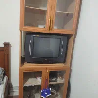 تلوزیون با میزش  تمیز و سالم