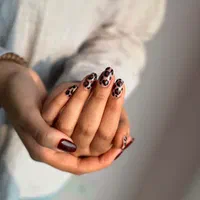 ترمیم ناخن کاشت ناخن لیفت ابرو  با بیش ۵۰۰رنگ ژلیش