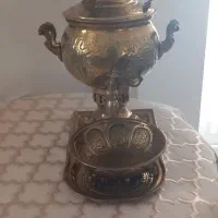 سماور برنجی با میز و رومیزی