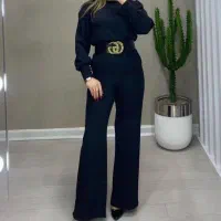 فروشنده خانم  در مغازه پوشاک