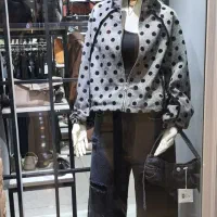 فروشنده خانم پوشاک زنانه