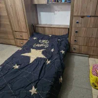 تخت تاشو به همراه کتابخانه و جای پتو وبالشت