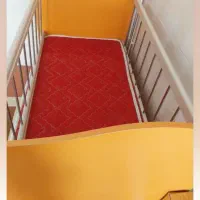 تخت خواب کودک تمیز در حد نو با تشک و محافظ کودک.|تخت و صندلی بچه|شاهین دژ, |دیوار