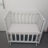 تخت گهواره و کنار مادر نوزادی