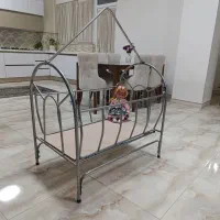کالسکه یا تخت فلزی بچه