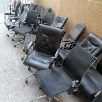 کارگر یک عدد نیروساده در تعمیر صندلی