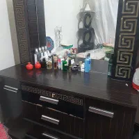 میز اریشی سالم ۴ کشو وبغل های کشو هم ۲ طبقه هست