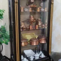 بوفه ، سه عدد گلدان مصنوعی تزینی ، سه عدد صندلی ،