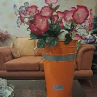 گلدان با گل مصنوعی