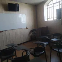 منشی آموزشگاه زبان