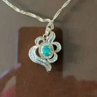 یک عدد گردنبند طلا با سنگ زمرد گم شده