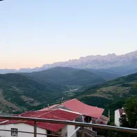 سرای ییلاقی ملیکا|اجارهٔ کوتاهمدت ویلا و باغ|پل سفید, |دیوار