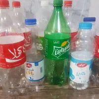 تعدادی شیشه نوشابه فروشی